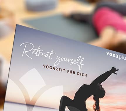 YOGAPLUS GUTSCHEIN für Yogastunden: Geschenkkarte „Retreat yourself – Yogazeit für dich“ vor unscharfem Yoga-Studio mit Übender auf der Matte.