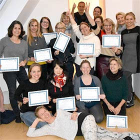 Gruppenbild aller Teilnehmer der Yogaplus Yogalehrerausbildung 2019 mit ihren Abschlussdiplomen und Ausbildungeleiterin Susanne Weisheit