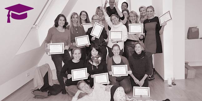 Gruppenbild alle Teilnehmer der Yogaplus Yogalehrerausbildung 2019 mit ihren Abschlussdiplomen und Ausbildungeleiterin Susanne Weisheit