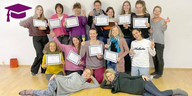 Gruppenbild aller Teilnehmer der Yogaplus Yogalehrerausbildung 2022 mit ihren Abschlusszeugnissen und den Ausbildungeleiterinnen Susanne Weisheit und Maja Sidebäck