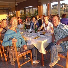 Abendessen mit der ganzen Gruppe im sagenhaften Sonnenuntergang (Foto: © Yogaplus/Susanne Weisheit)
