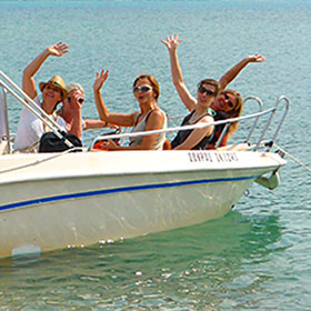 Mit dem Motorboot in die Zwillingsbucht Porto Timoni (Foto: © Yogaplus/Susanne Weisheit)