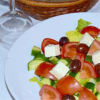 Kein Abend ohne frischen griechischen Salat (Foto: © Yogaplus/Susanne Weisheit)