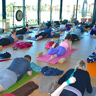 Loslassen und abtauchen beim Yin Yoga am Vormittag (Foto: © Yogaplus/Susanne Weisheit)