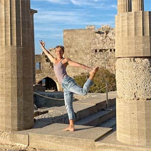 'Die Tänzerin' auf der Akropolis von Lindos (Foto: © Yogaplus/Susanne Weisheit)
