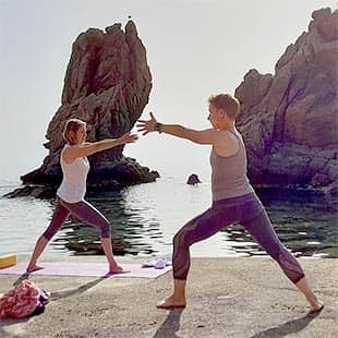 Tao Yin Yoga „Der Bogenschütze“, aktivierend und belebend. (Foto: © Yogaplus/Susanne Weisheit)