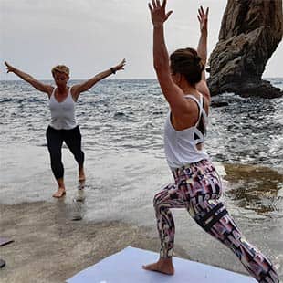 Virabhadrasana I – der Krieger I – für mehr Entschlusskraft und Selbstbewusstsein. (Foto: © Yogaplus/Susanne Weisheit)