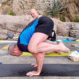 Bakasana, die Kranichhaltung. Sie einzunehmen, erfordert spielerischen Schwung und Selbstvertrauen. (Foto: © Yogaplus/Susanne Weisheit)