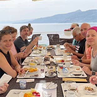 Gemeinsames Frühstück auf der Terrasse, Hotel Kalura. (Foto: © Yogaplus/Susanne Weisheit)
