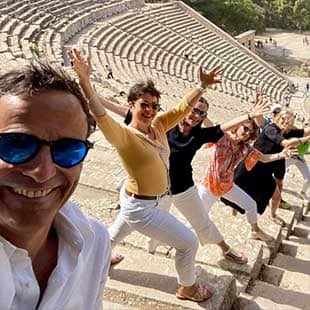 Teilnehmer des Yogaplus Sea & Soul Retreats posieren für ein Selfie im Theater von Epidauros aus dem 4. Jh.v. Chr. und grüßen lachend in die Kamera (Foto: © Yogaplus/Susanne Weisheit)