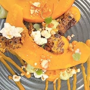Kreativ angerichtetes Gericht mit Kürbis, Mais, Popcorn und Saucen auf einem Glasteller im Restaurant in Jordan's Untermühle. (Foto: © Yogaplus/Susanne Weisheit)